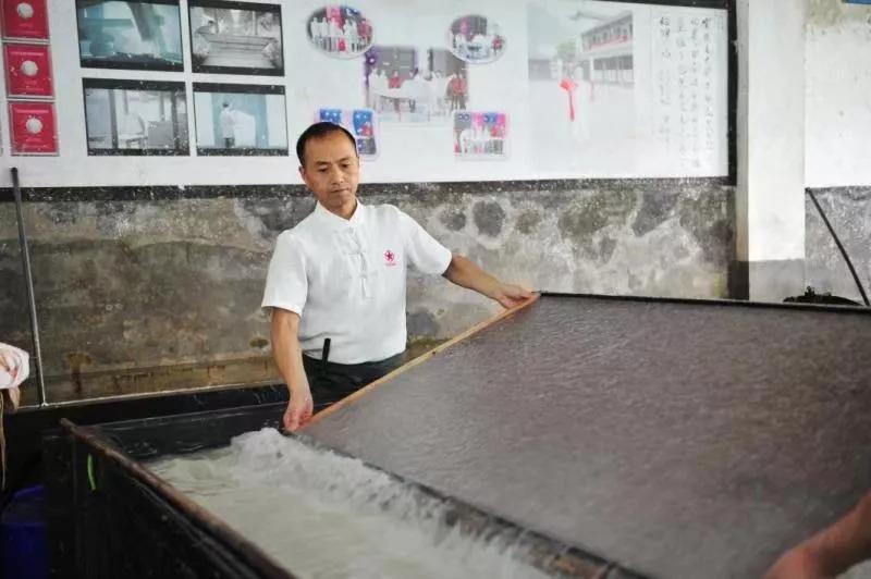 “大国工匠”周东红和j9九游会 - 真人游戏第一品牌的故事（来源人民政协报）